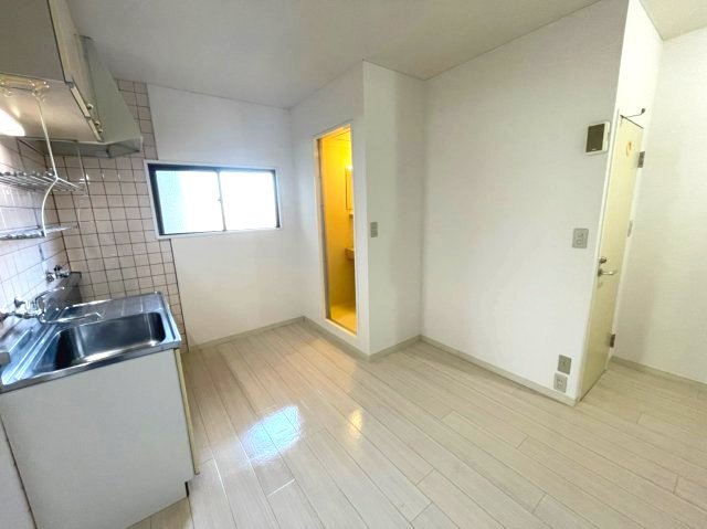 居室・リビング　イメージとして同マンション他部屋を表示しています