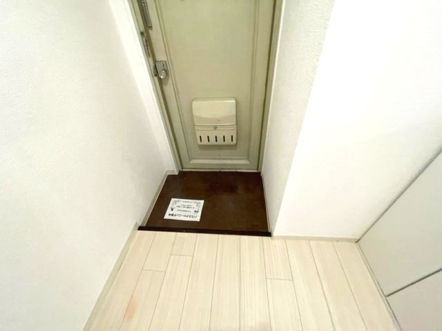 玄関　イメージとして同マンション他部屋を表示しています