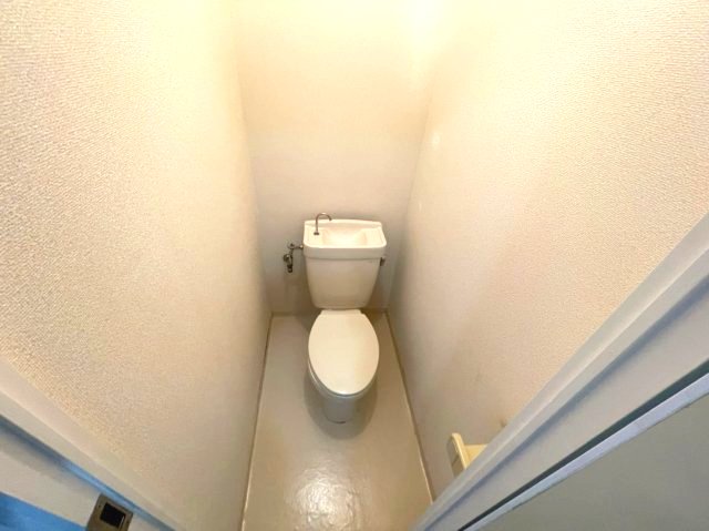 トイレ　イメージとして同マンション他部屋を表示しています