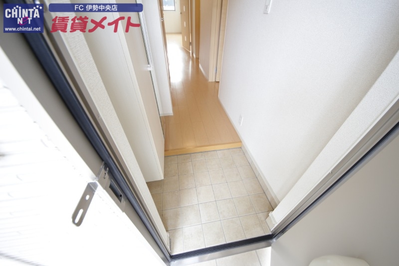 玄関　同型参考写真です