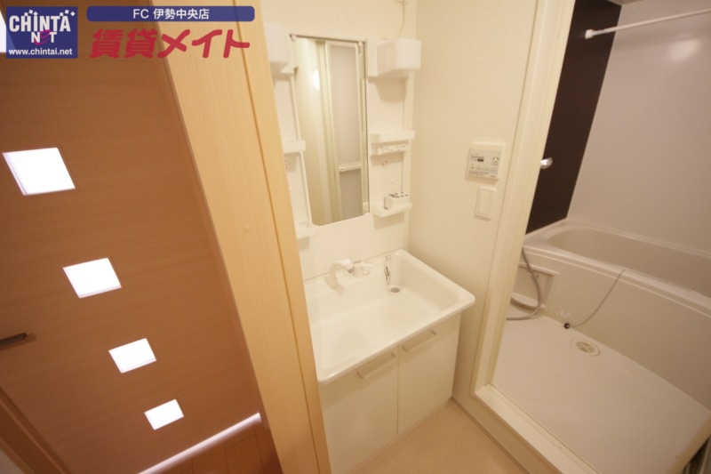 洗面設備　同型参考写真です