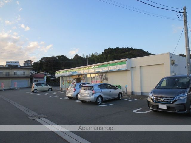 コンビニ　ファミリーマート（コンビニ）まで357m