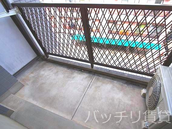 バルコニー　別号室タイプの為、現状を優先致します。