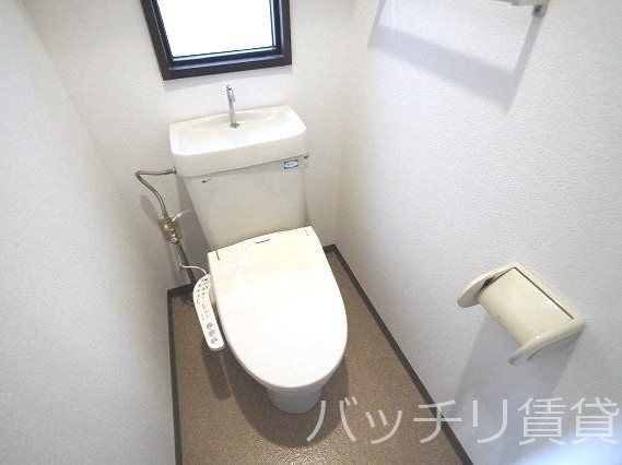 トイレ　別号室タイプの為、現状を優先致します。