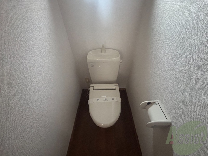 トイレ　トイレは温水洗浄便座です。シンプルな雰囲気になっています。