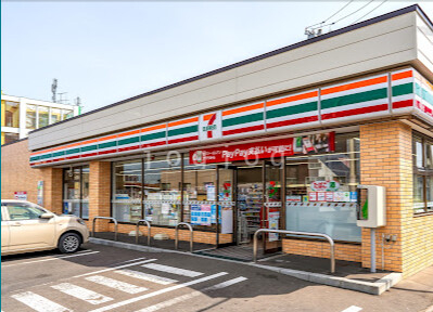 コンビニ　セブンイレブン函館競馬場前店（コンビニ）まで800m