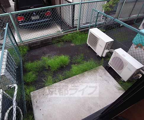 バルコニー　１階は小庭付き！