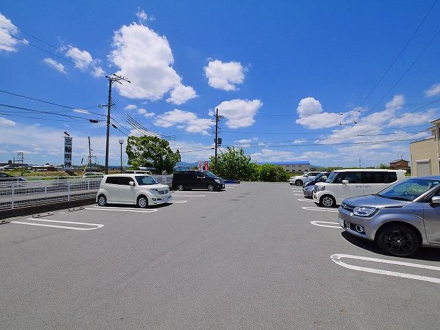 駐車場　車をお持ちの方に嬉しい駐車場付きの物件です