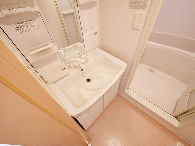 洗面設備　明るい洗面所です