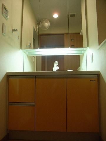 洗面設備　３面鏡付シャンプードレッサー