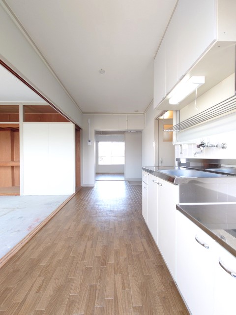 公社賃貸SMALIO 庭代台の居間写真