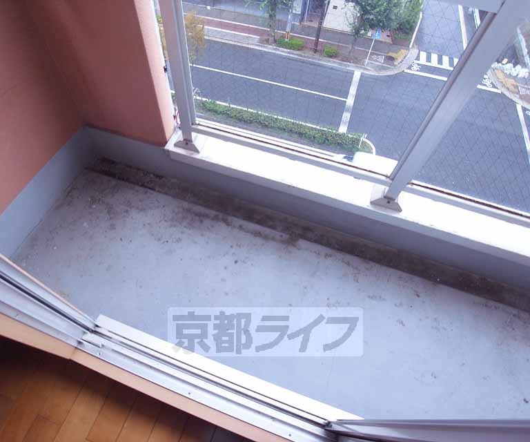 バルコニー　陽かりが１００％入ってきますね。