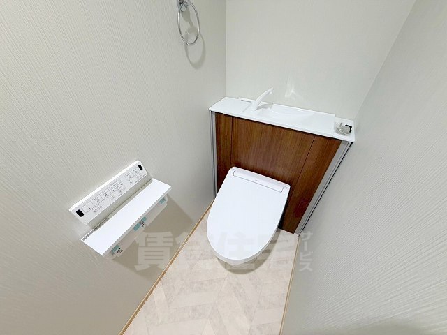 地下鉄御堂筋線 東三国駅 徒歩5分 3階建 築1年のトイレ写真