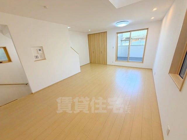地下鉄御堂筋線 東三国駅 徒歩5分 3階建 築1年の居間写真