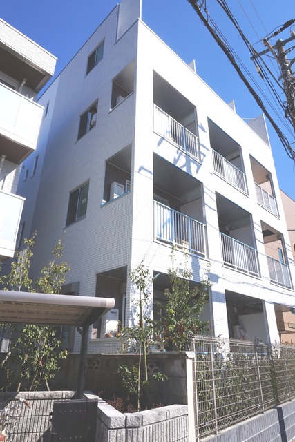 建物外観　４階建て鉄骨マンション
