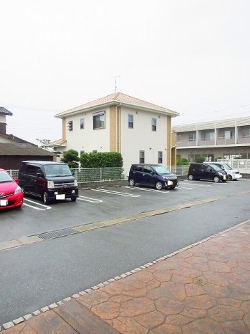 駐車場　駐車場があるので、車を買う予定の方も安心です