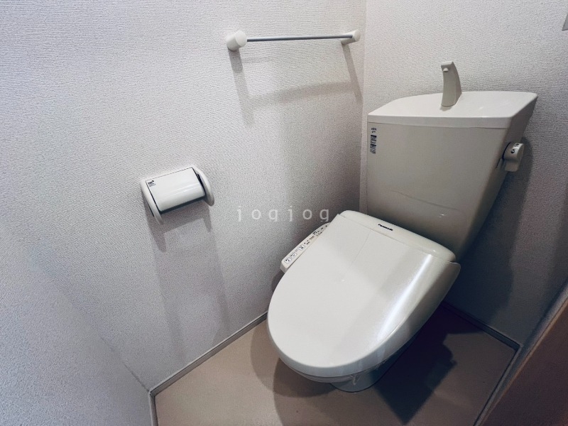 トイレ　嬉しい温水洗浄便座付きのトイレです。