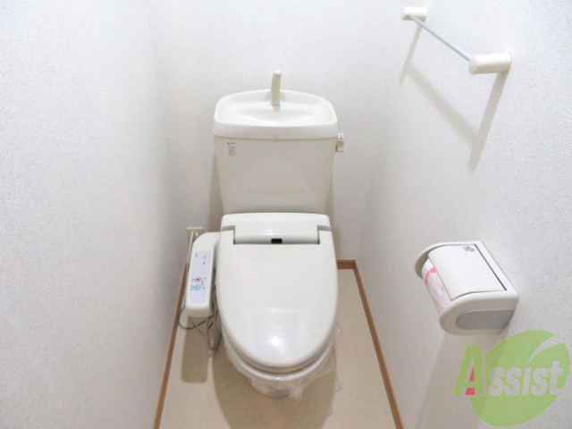 トイレ　ウォシュレット機能がついたトイレです。安心して使用できますね