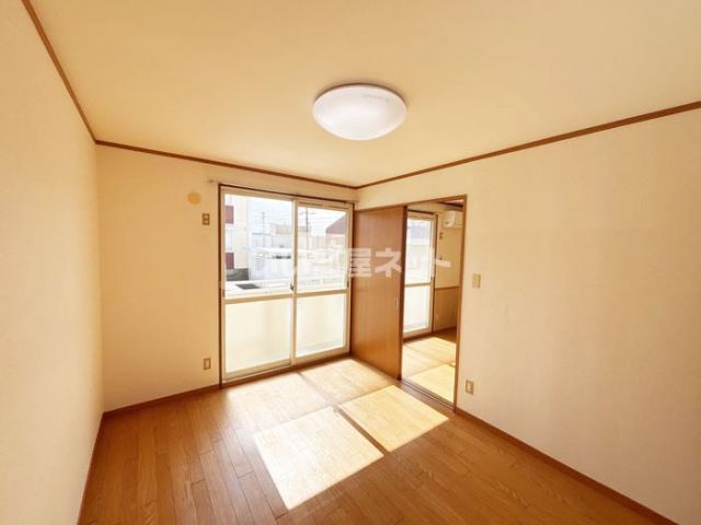 ルミエールANDO Aの居間写真
