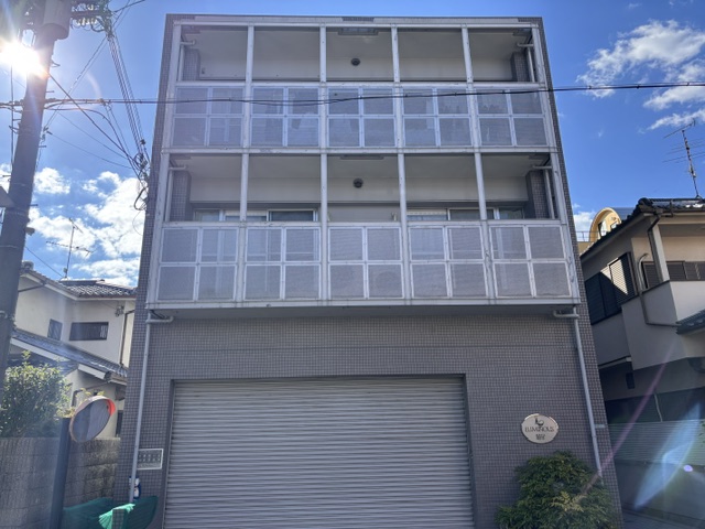 建物外観　商店街へ続く通りに面しています