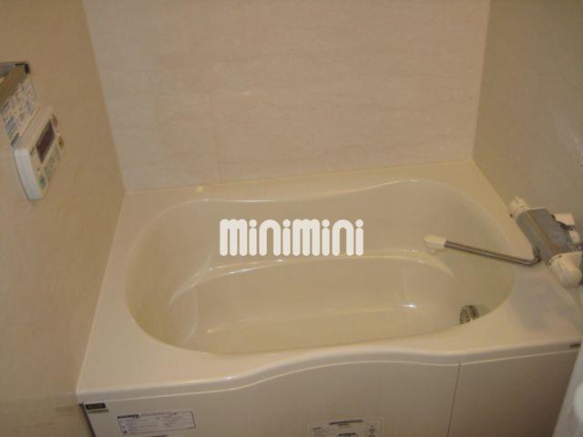 バス・シャワールーム　追い焚き給湯付きのお風呂です。