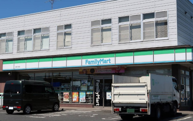 コンビニ　ファミリーマート　土浦小松店（コンビニ）まで450m