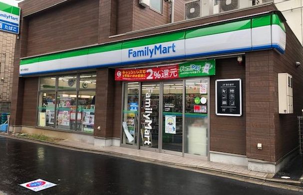 コンビニ　ファミリーマート駒沢大学駅前店（コンビニ）まで102m