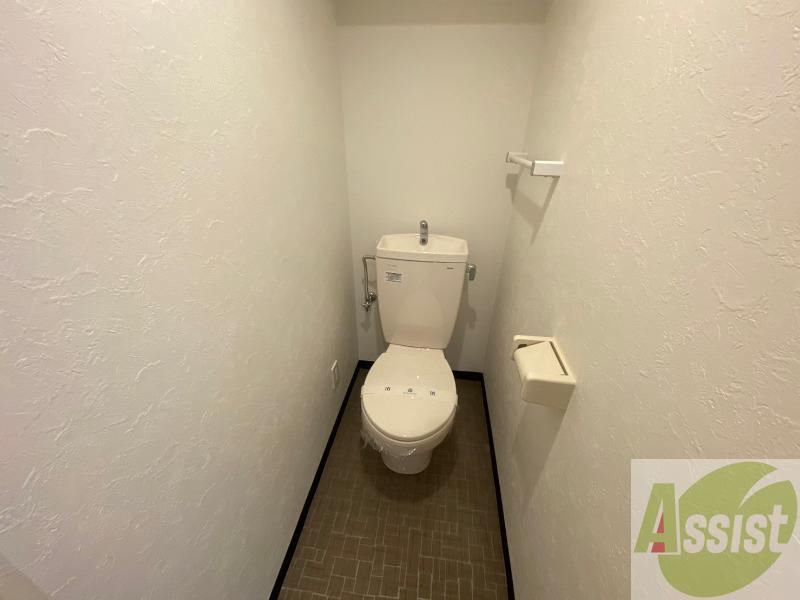 トイレ　トイレです。タオル掛けもついて便利ですね