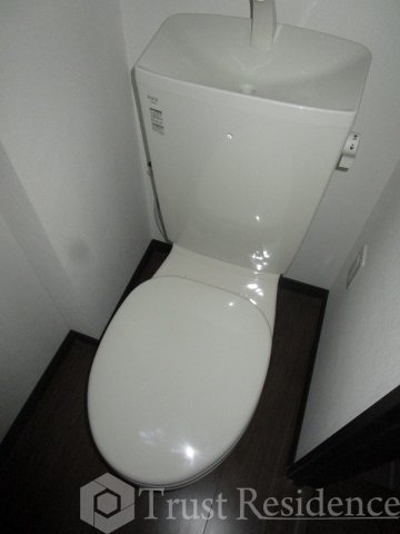 都営新宿線 大島駅 徒歩10分 8階建 築8年のトイレ写真