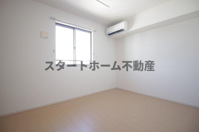 その他部屋・スペース　開放的な寝室です