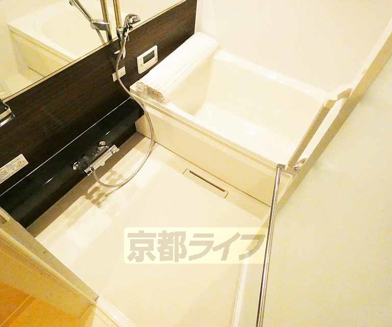 バス・シャワールーム　広々としており、ゆったりと浸かれます。