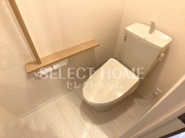 トイレ　落ち着いた色調のトイレです