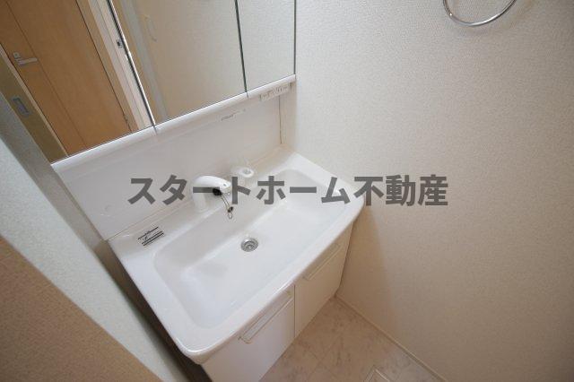 洗面設備　明るい洗面所です
