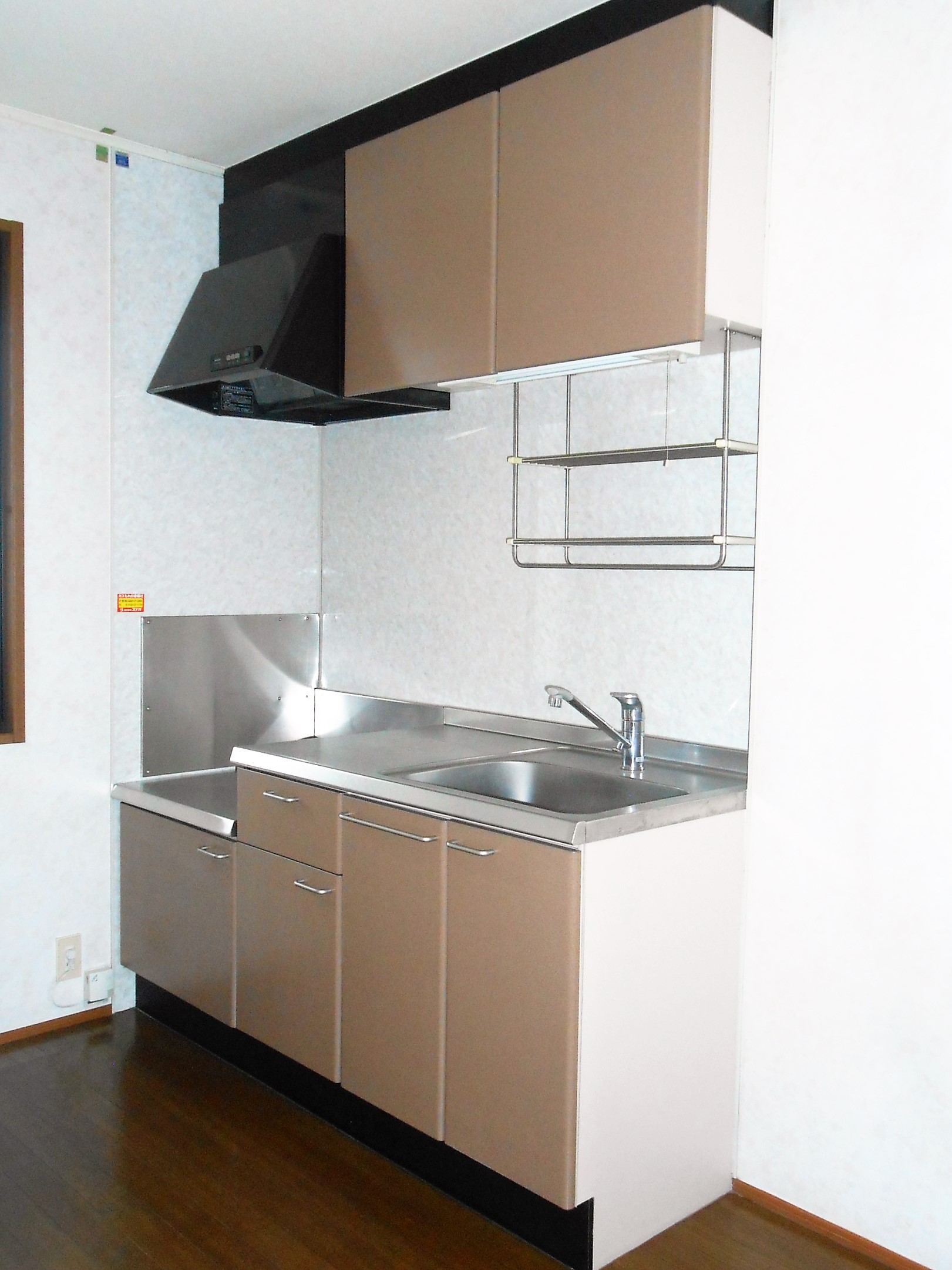 キッチン　独立型のキッチンです。窓もありますので換気できます！