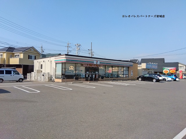 コンビニ　セブンイレブン安城新田町小山店（コンビニ）まで301m