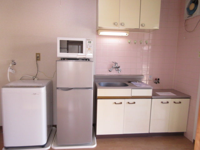 キッチン　冷蔵庫・洗濯機・電子レンジ付きで大変便利です