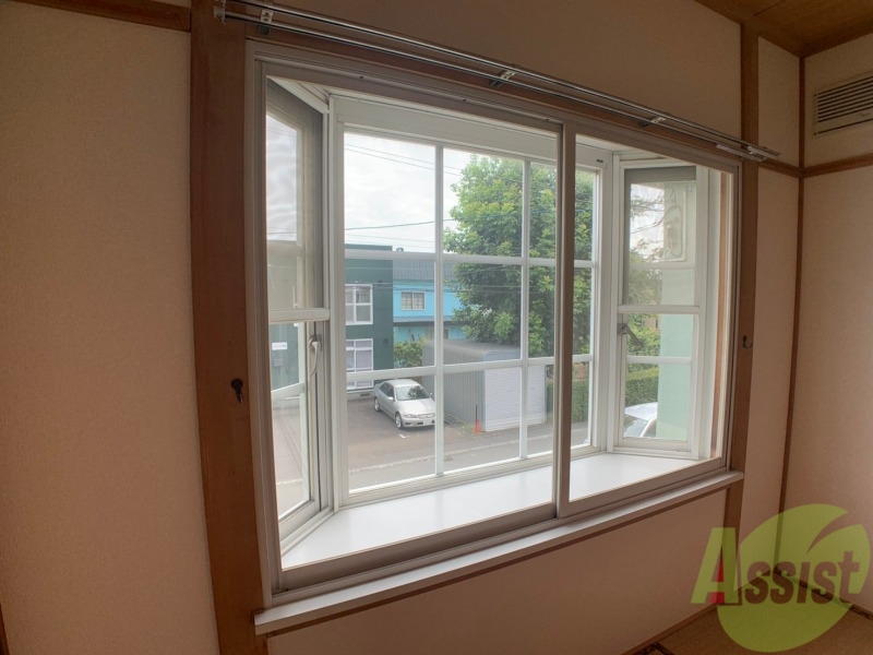 バルコニー　出窓になっているので小物を置いたりアレンジ出来ますよ。