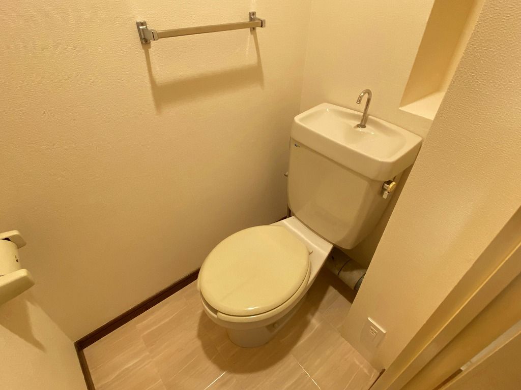 地下鉄七隈線 桜坂駅 徒歩5分 6階建 築38年のトイレ写真