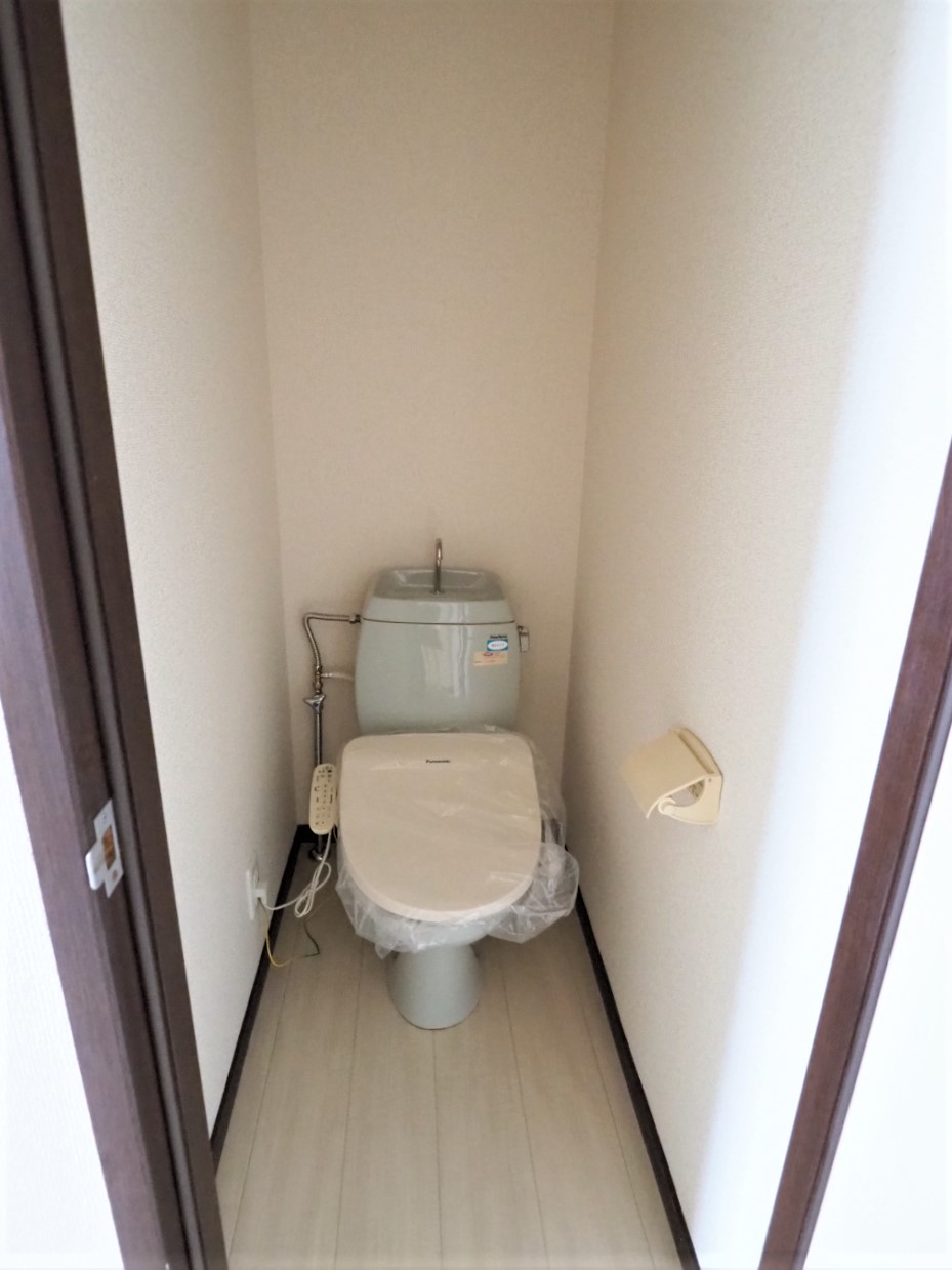 トイレ　快適な温水洗浄便座付きです。ペーパーホルダーあります。