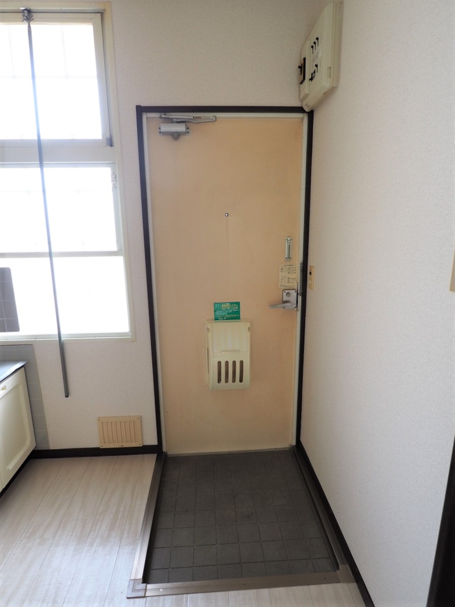 その他設備　お気に入りの小さめシューズBOXを置くと、玄関が片付きますね