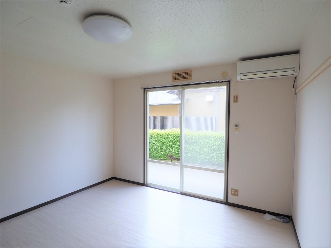 居室・リビング　居室8帖　白い床が爽やかな、明るい日差しが入るお部屋です。