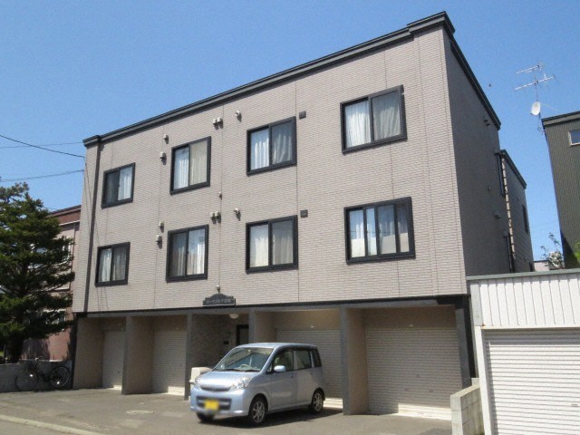 札幌市豊平区平岸三条のアパートの建物外観