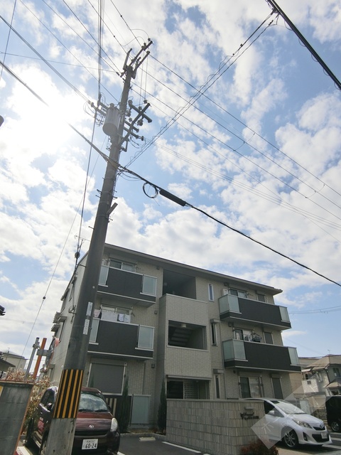 岸和田市小松里町のアパートの建物外観