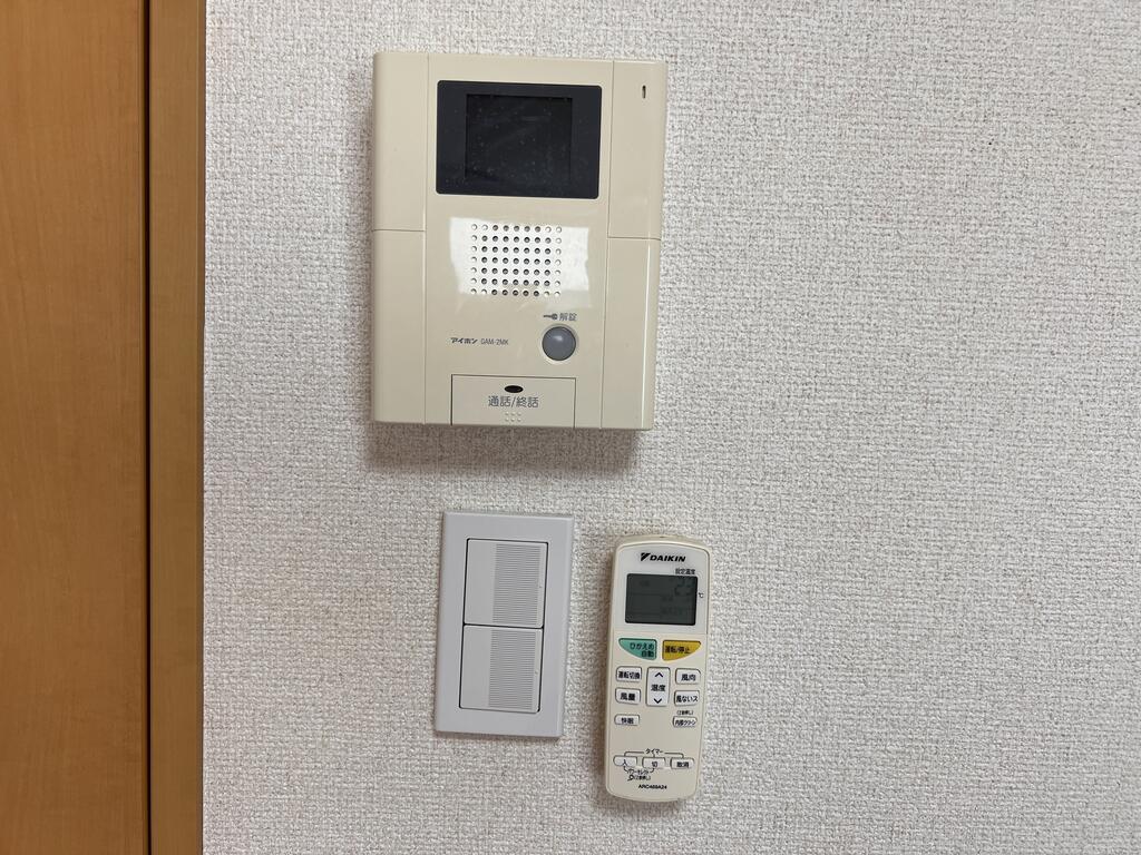 セキュリティ　モニタ付きインターホンで来訪者の確認ができます