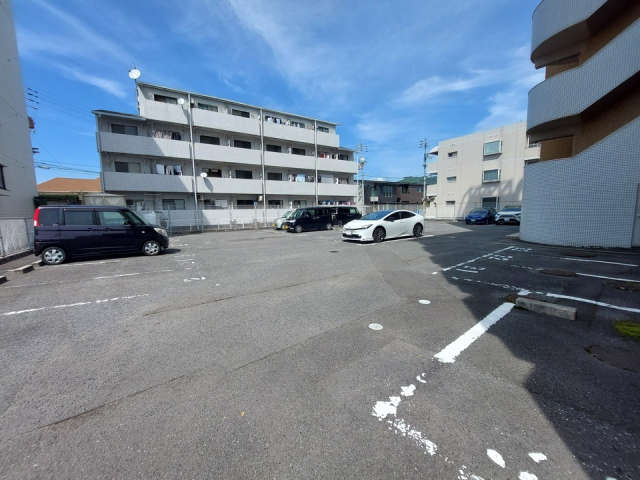 【松山市福音寺町のマンションの駐車場】