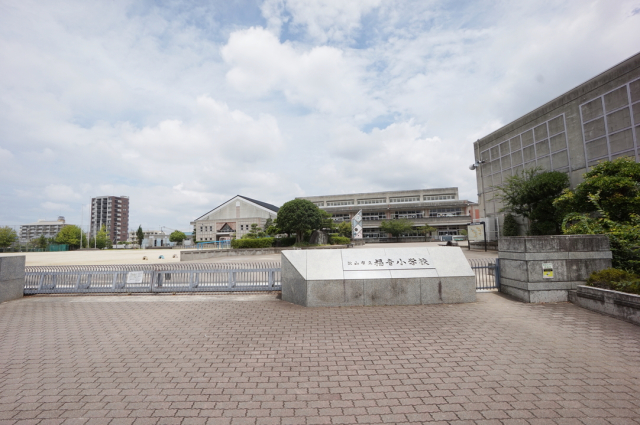 【松山市福音寺町のマンションの小学校】