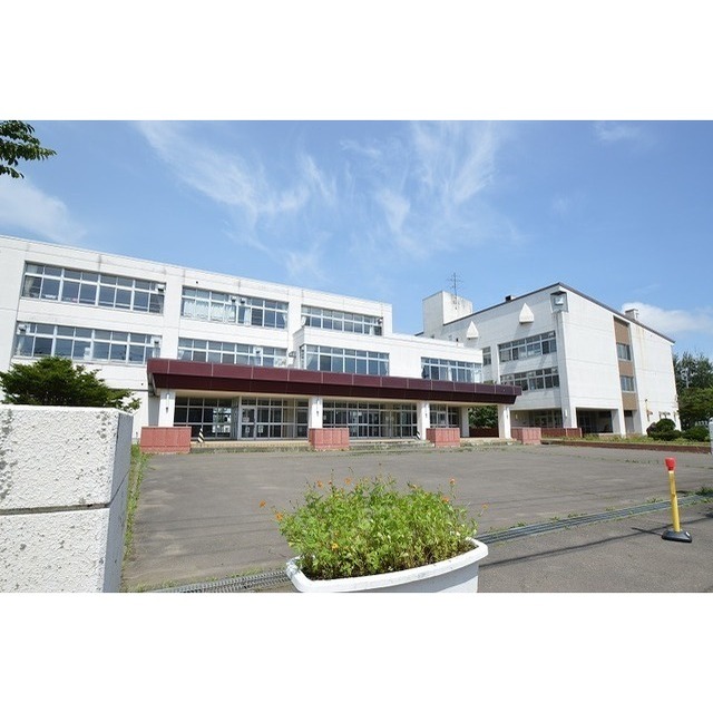 中学校　鳥取西中学校（中学校）まで810m