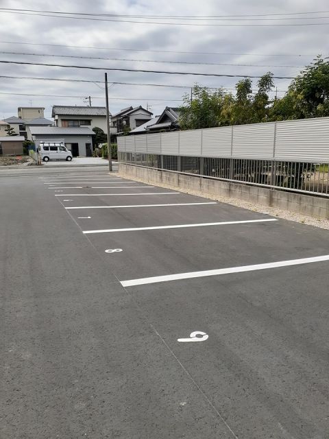 【豊川市牛久保駅通のアパートの駐車場】