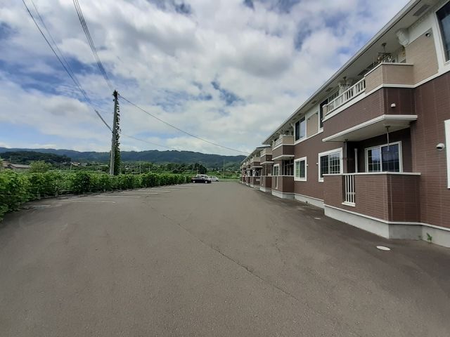 【亘理郡山元町山寺のアパートの駐車場】