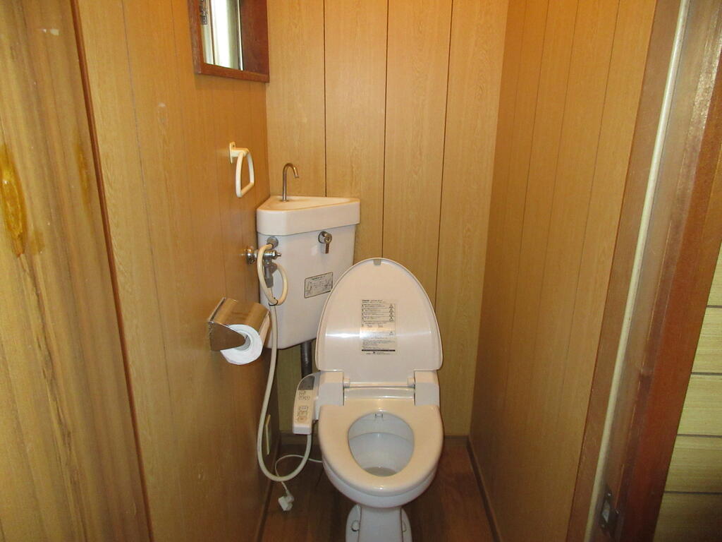 トイレ　洗浄機能付き便座は残置物扱いです。